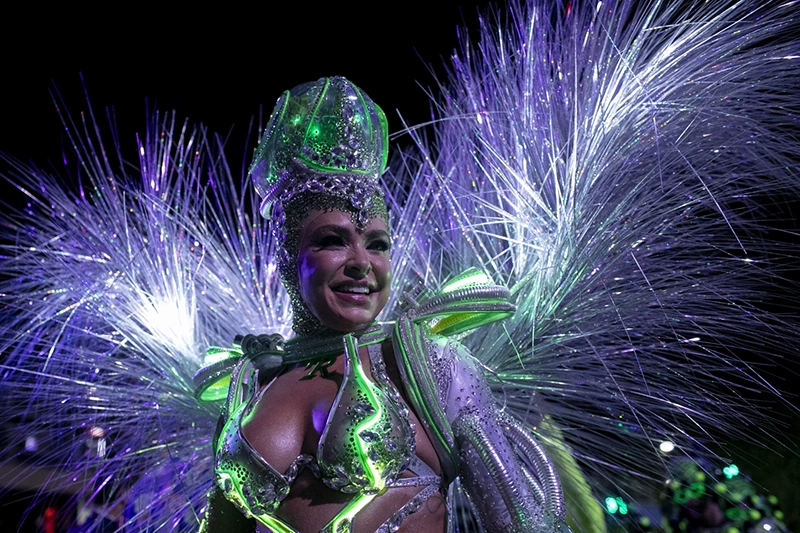 Drum queen Fabiola de Andrade from the Mocidade samba school smiles during Carnival celebrations at the Sambadrome in Rio de Janeiro, Tuesday, March 4, 2025. (AP Photo/Bruna Prado)