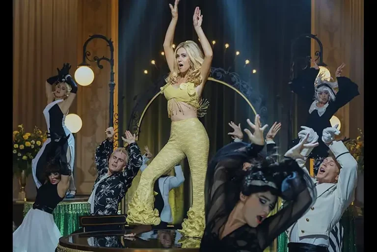 This image released by Apple TV shows Kristen Wiig in a scene from “Palm Royale.” (Erica Parise/Apple TV via AP)